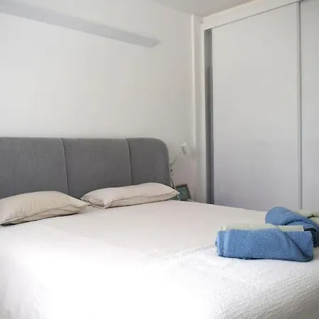Beachfront 2-bedroom, Sleeps 6, Pool, Restaurants Apartment *