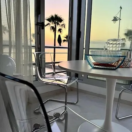 Apartment Beachfront 2-bedroom, Sleeps 6, Pool, Restaurants