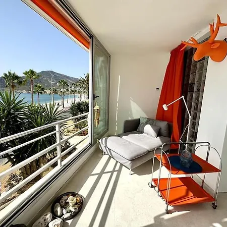 Beachfront 2-bedroom, Sleeps 6, Pool, Restaurants Apartment