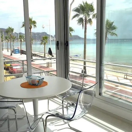 Apartment Beachfront 2-bedroom, Sleeps 6, Pool, Restaurants