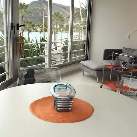Beachfront 2-bedroom, Sleeps 6, Pool, Restaurants Apartment El Albir