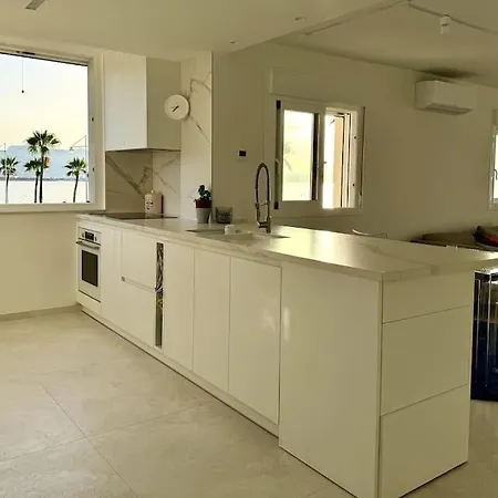 Beachfront 2-bedroom, Sleeps 6, Pool, Restaurants El Albir