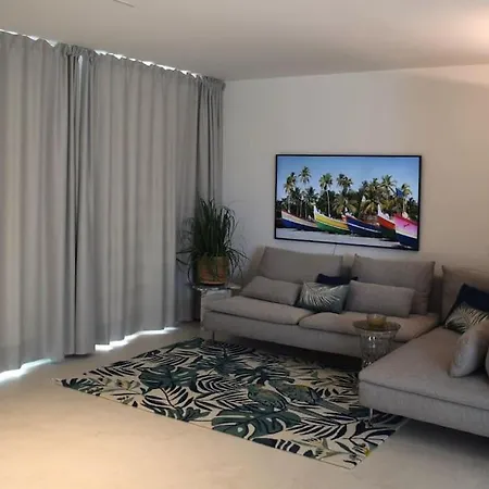 Apartment Beachfront 2-bedroom, Sleeps 6, Pool, Restaurants El Albir