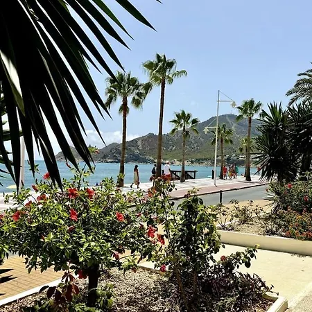 Beachfront 2-bedroom, Sleeps 6, Pool, Restaurants Apartment El Albir