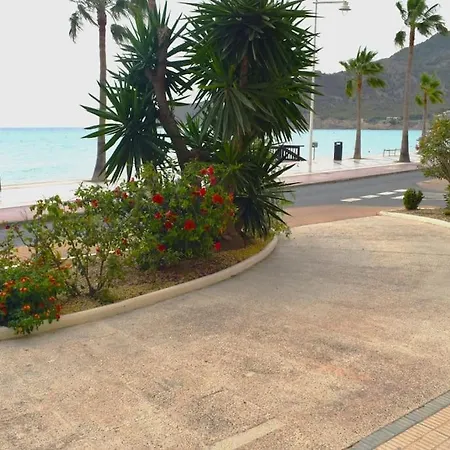 Apartment Beachfront 2-bedroom, Sleeps 6, Pool, Restaurants