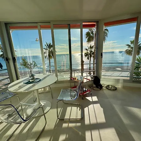 Apartment Beachfront 2-bedroom, Sleeps 6, Pool, Restaurants *