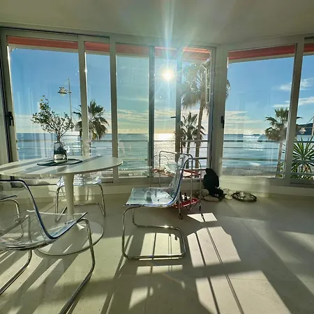 Beachfront 2-bedroom, Sleeps 6, Pool, Restaurants El Albir