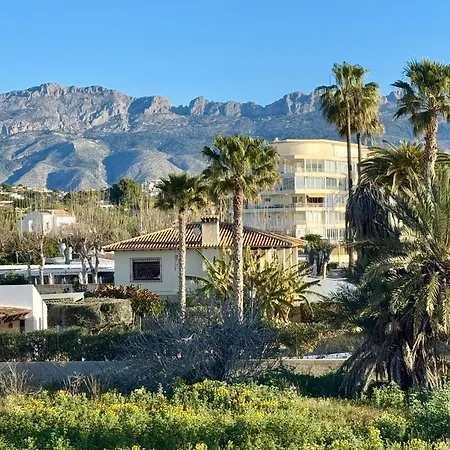 Beachfront 2-bedroom, Sleeps 6, Pool, Restaurants El Albir