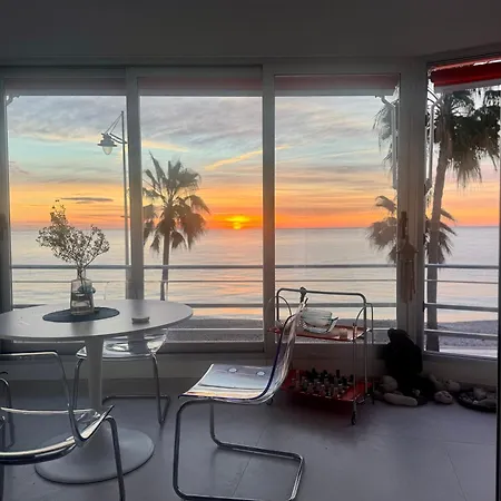 Beachfront 2-bedroom, Sleeps 6, Pool, Restaurants Apartment