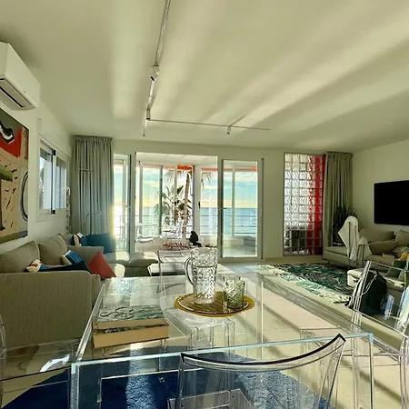 Apartment Beachfront 2-bedroom, Sleeps 6, Pool, Restaurants