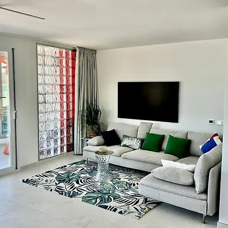 Beachfront, First Line, 2-bdr,2-bath, Swiming Pool אלביר