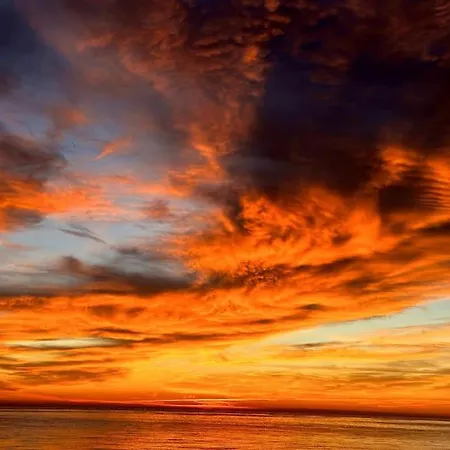 Beachfront, First Line, 2-bdr,2-bath, Swiming Pool אלביר