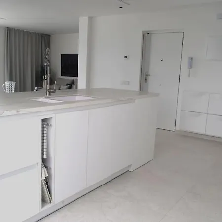 דירה Beachfront, First Line, 2-bdr,2-bath, Swiming Pool אלביר