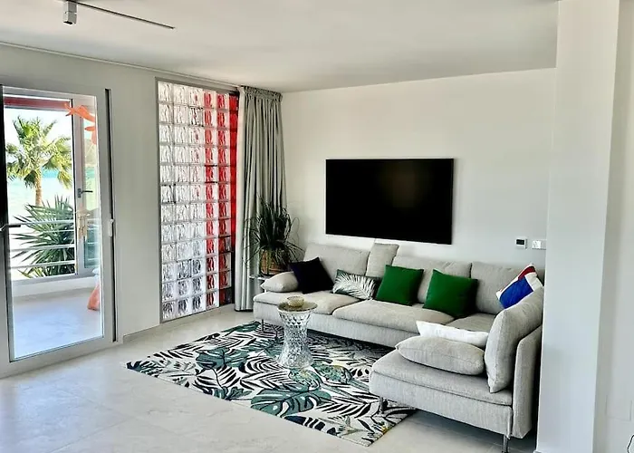 Beachfront, First Line, 2-bdr,2-bath, Swiming Pool 阿尔比尔